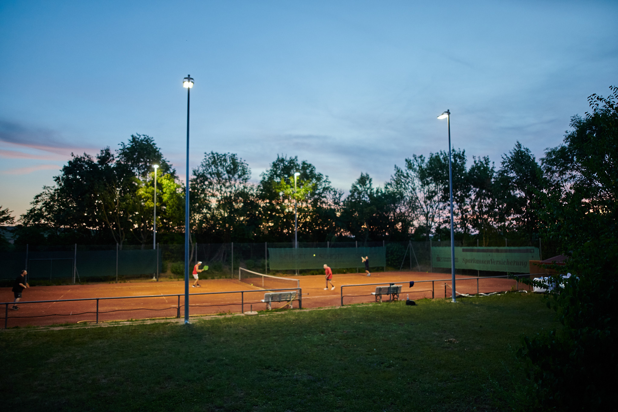 Neue Flutlichtanlage am Allwetterplatz des TC Dalheim